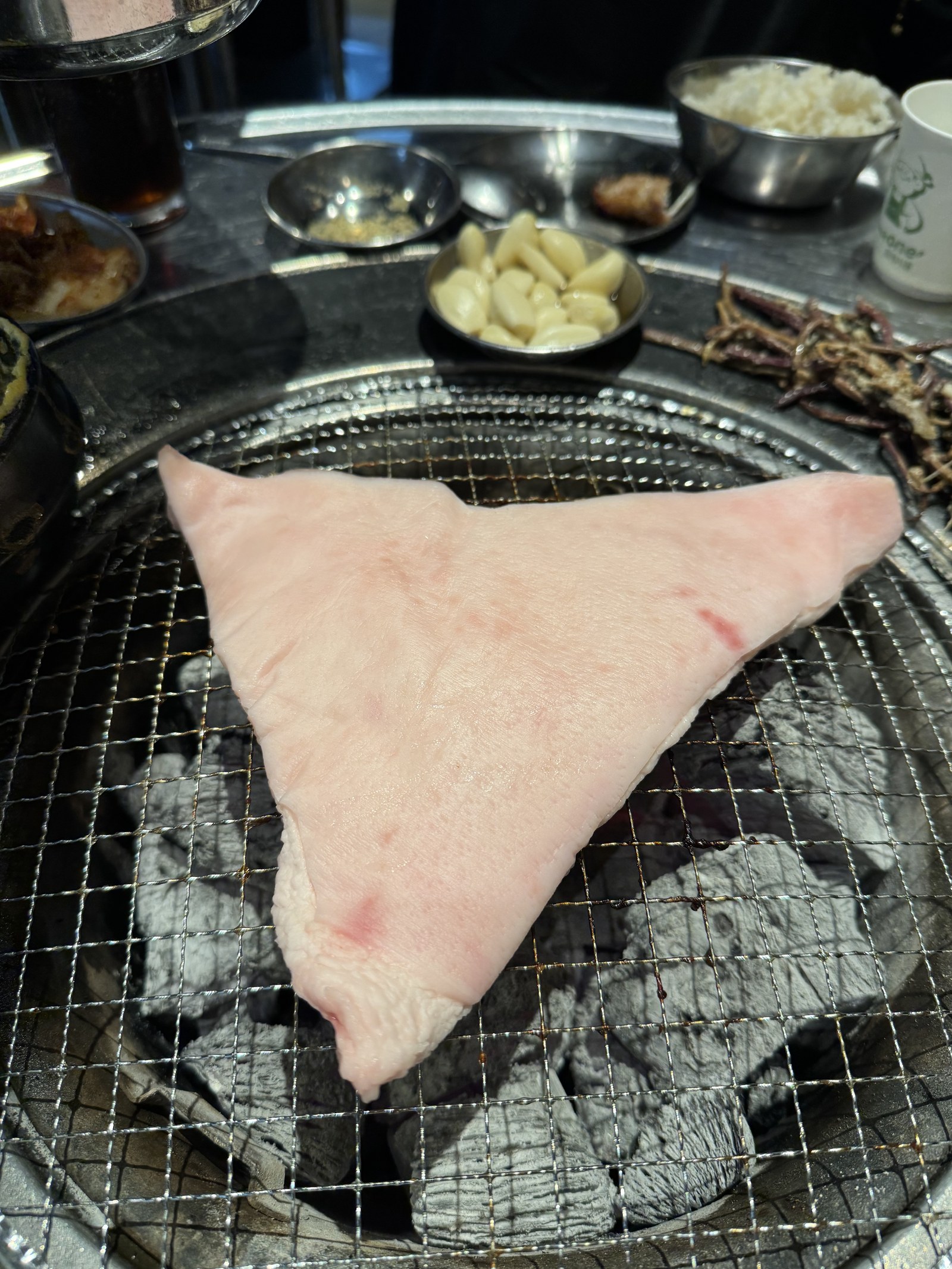 석쇠 위에 삼각형 통째로 올라간 분홍빛 생껍질
