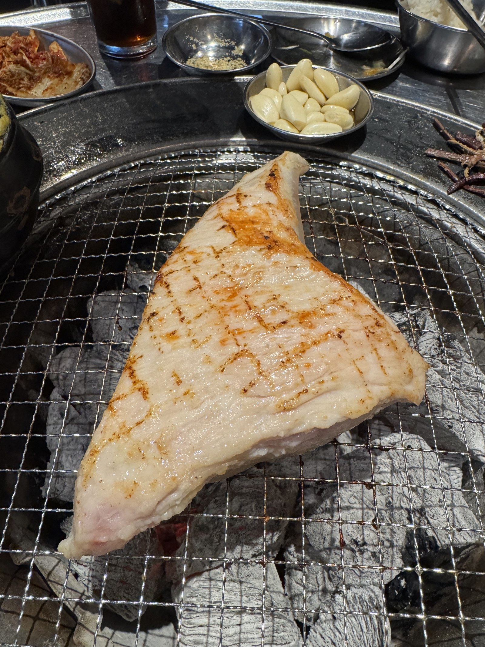 석쇠 자국이 격자로 눌린 채 노릇하게 구워지는 생껍질