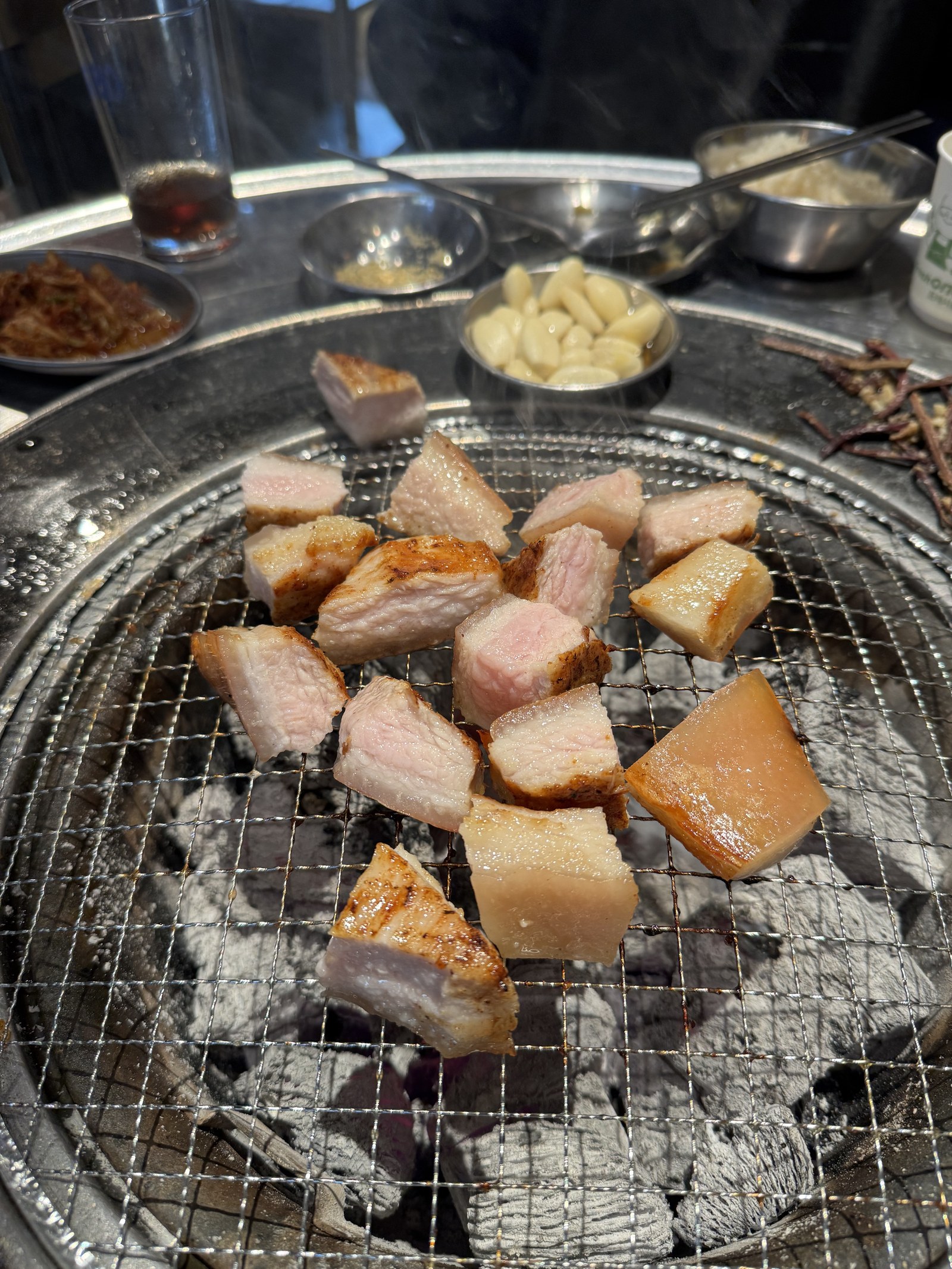 먹기 좋게 잘라 석쇠에 펼쳐 놓은 생껍질 조각들