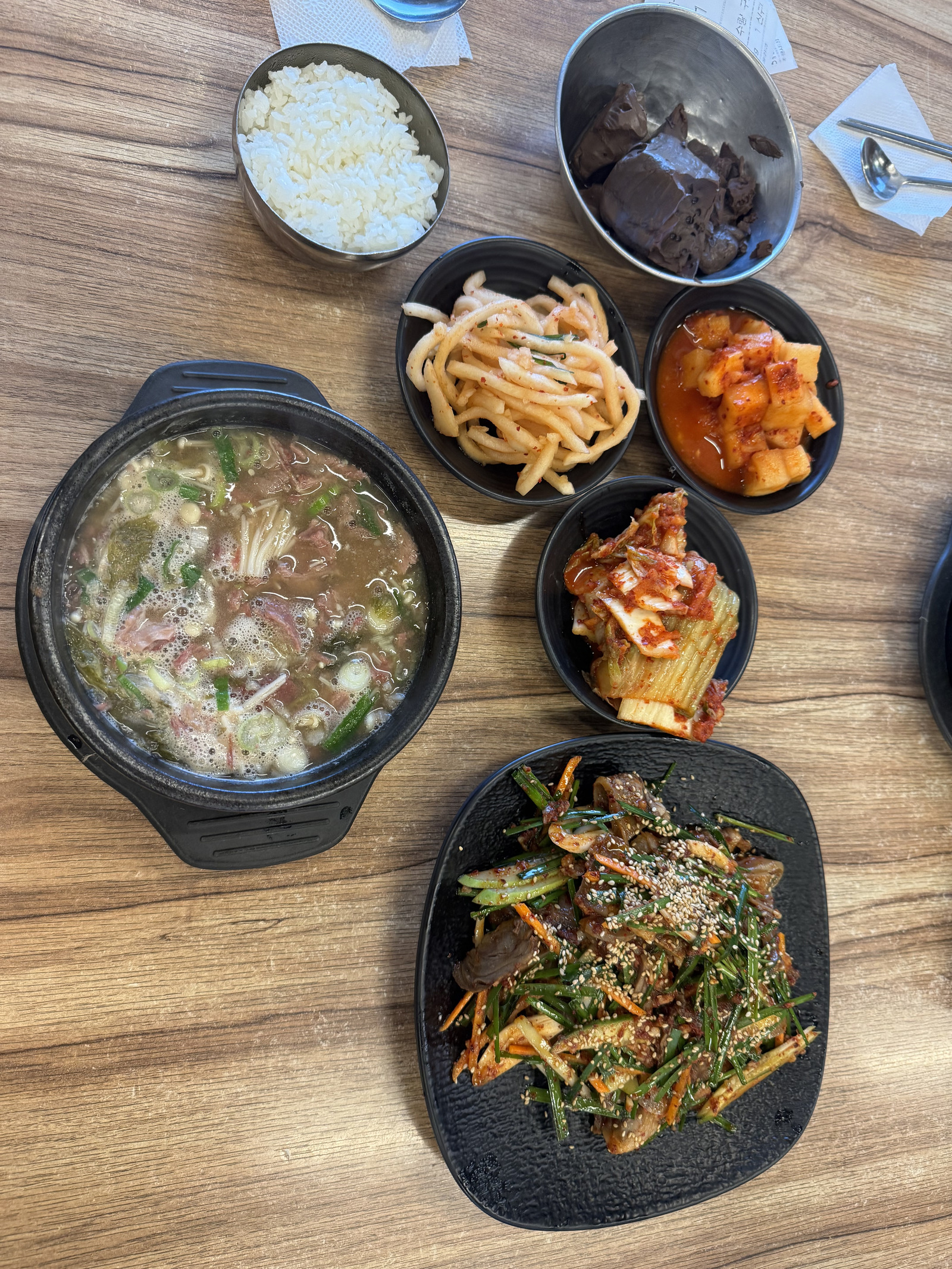 한 상 가득 깔린 해장국과 밥, 선지, 반찬, 수육무침