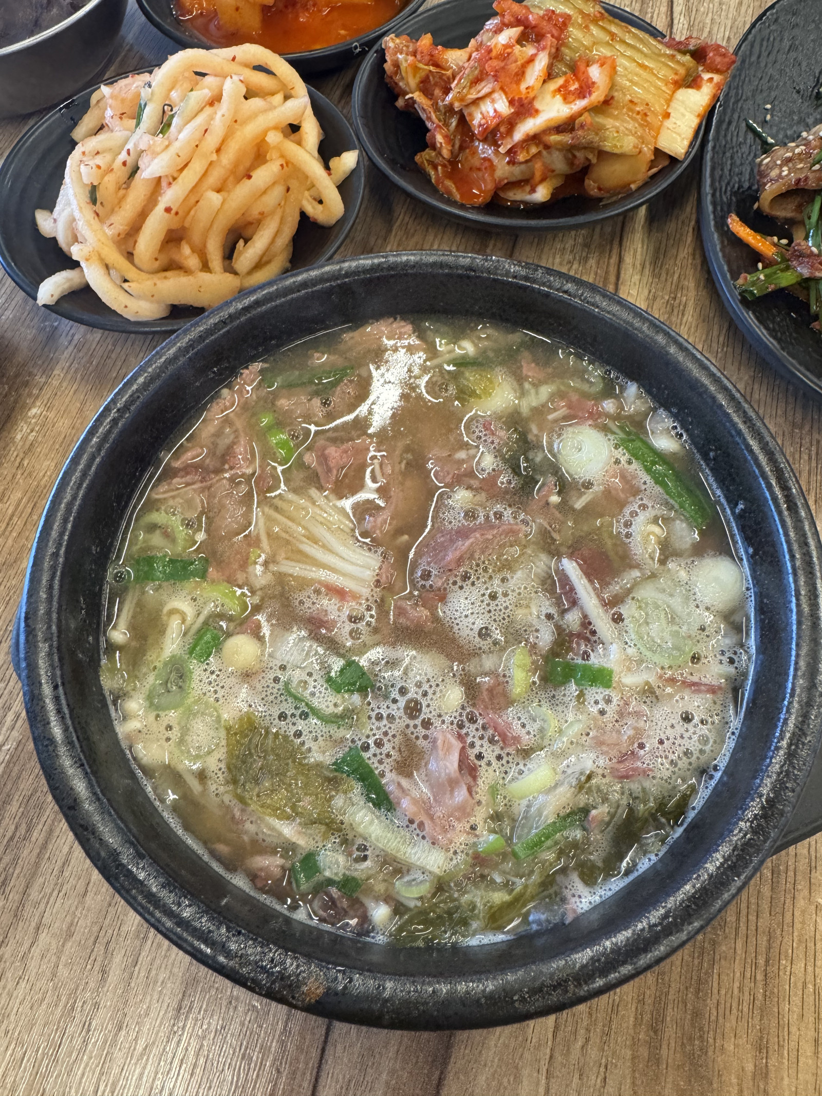 끓는 채로 나온 해장국 뚝배기