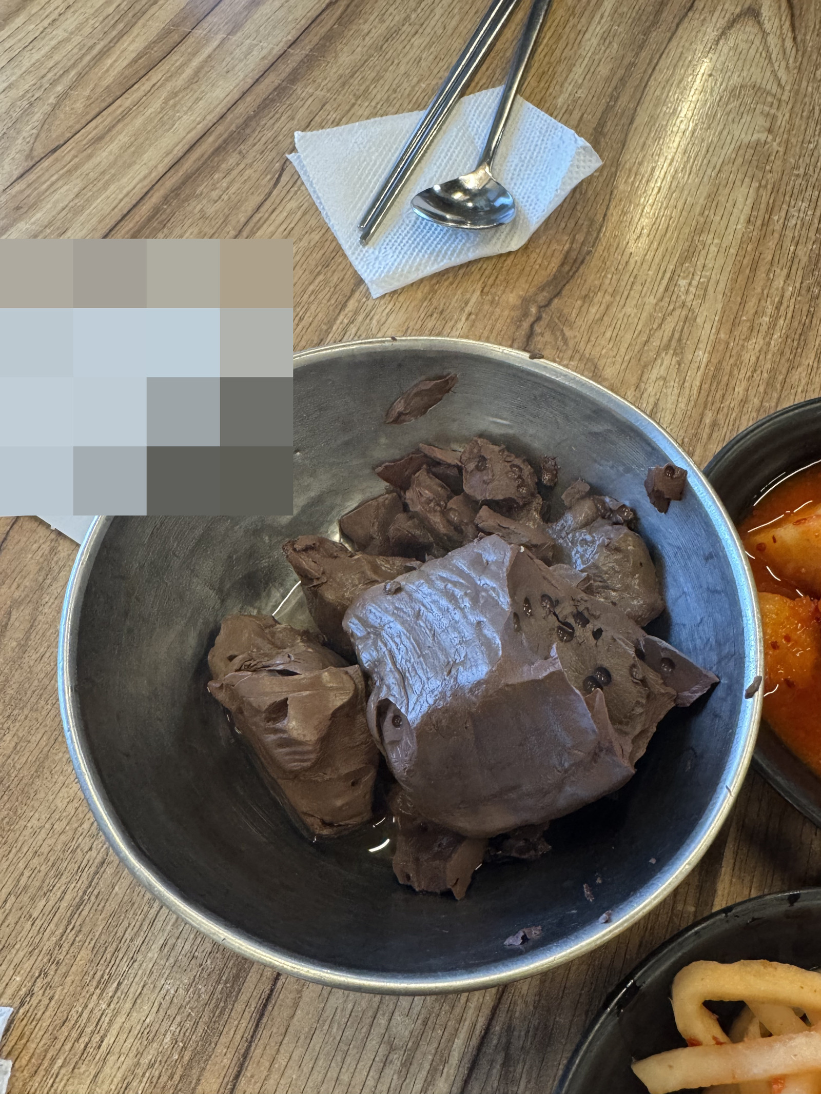 스테인리스 그릇에 따로 담겨 나온 선지