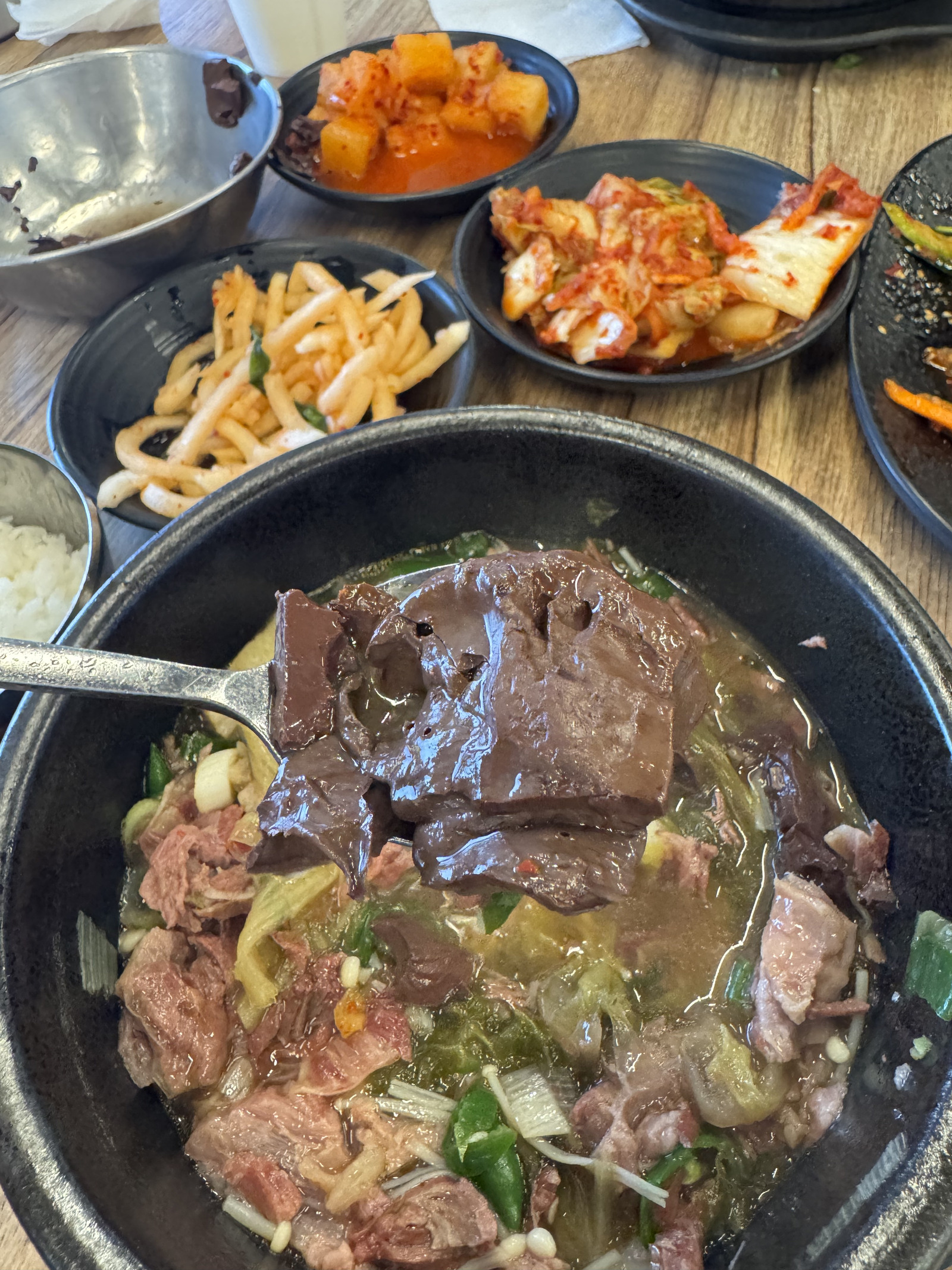 덜어 넣은 선지가 보이는 해장국