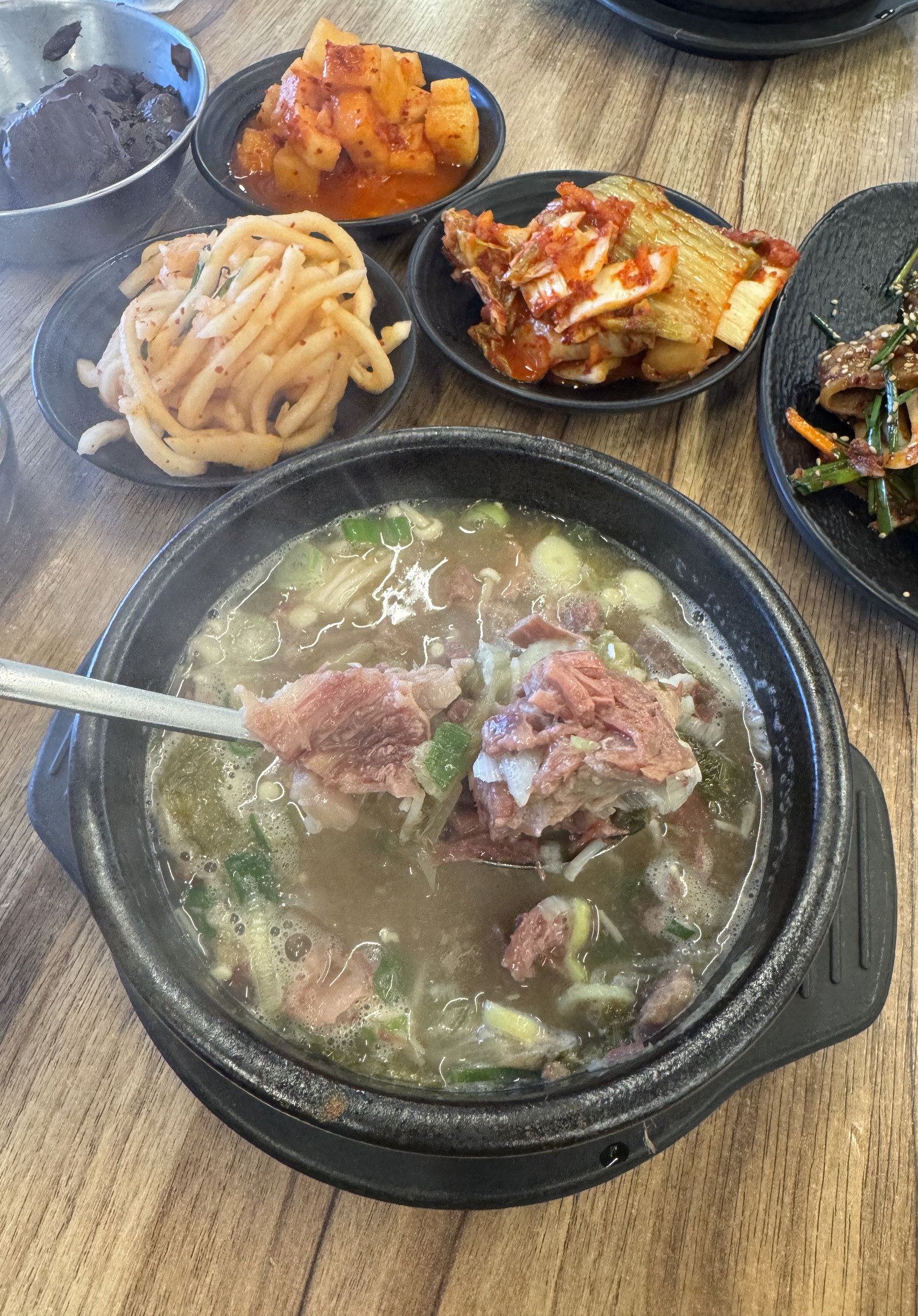 숟가락으로 건져 올린 해장국 속 고기