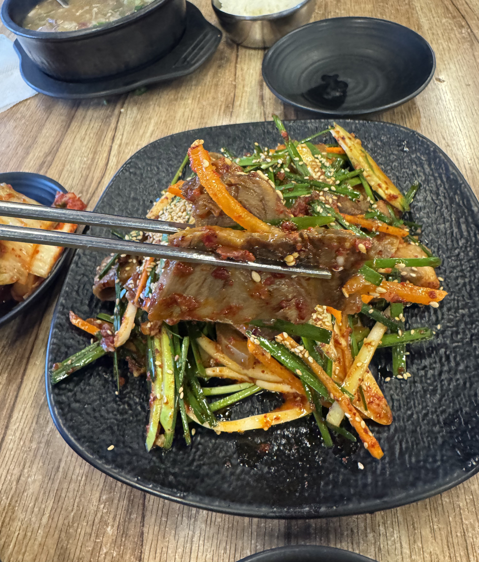 젓가락으로 집어 올린 수육무침